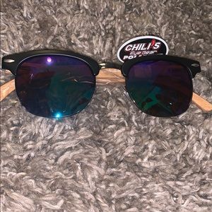 NWT Retro Chili’s Sunglasses Iridescent And Wood